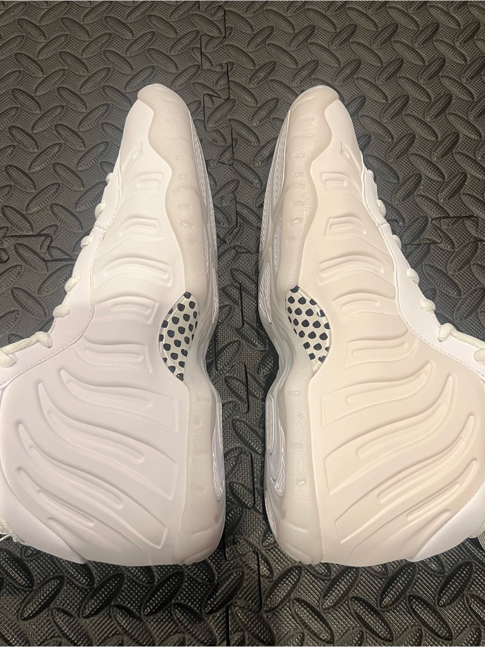 Nike Little Posite One GS ‘Triple White’ HQ1959-100 Size 7Y - Picture 2 of 9